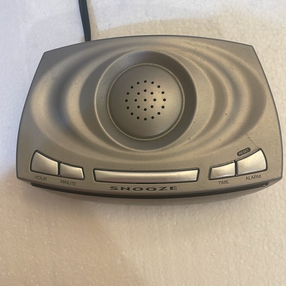 Working Timex LED alarm clock bedside radio T110T plug-in with battery back up - Picture 3 of 10